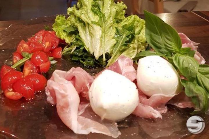 Caprese with mozzarella and Parma ham - Olea