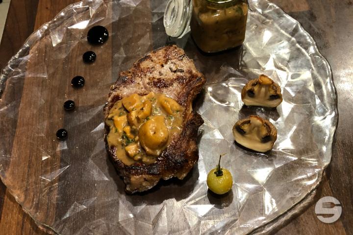 Fillet of beef 200gr on golden eggplant and boletes - Olea