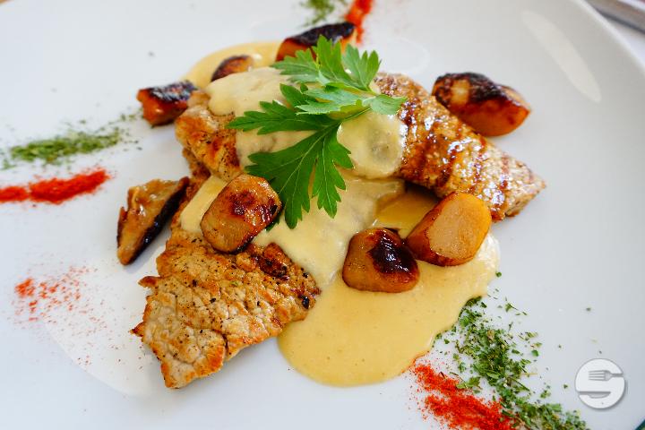 Schweins Schnitzel mit Beilage - Falkino