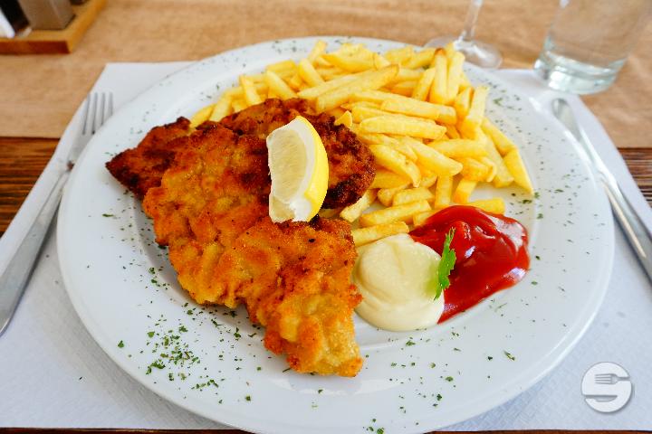 Wienerschnitzel vom Schwein mit Beilage - Falkino