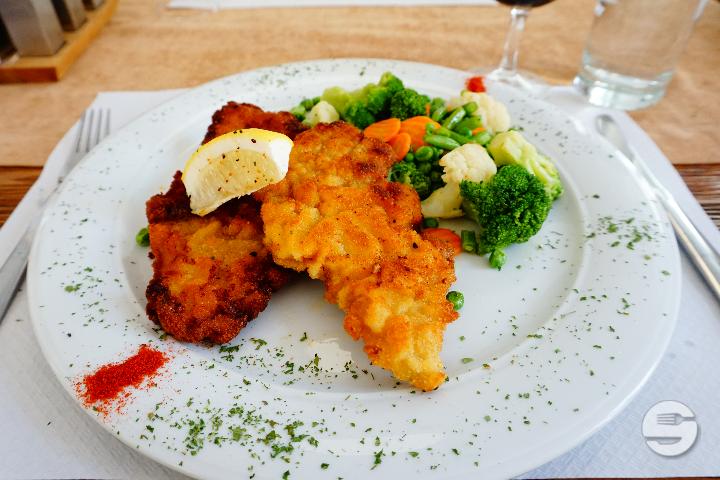 Pouletschnitzel mit Beilage - Falkino
