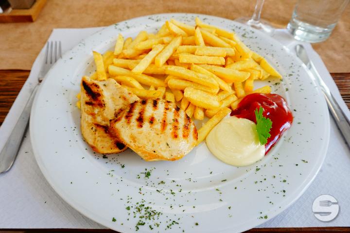 Pouletbrust mit Beilage - Falkino