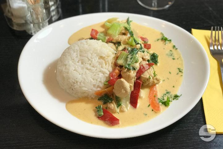 Sliced Chicken Curry - Restaurant Luna