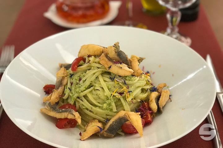 Linguine al pesto di pistacchio e chips di pese - Al Quadrato