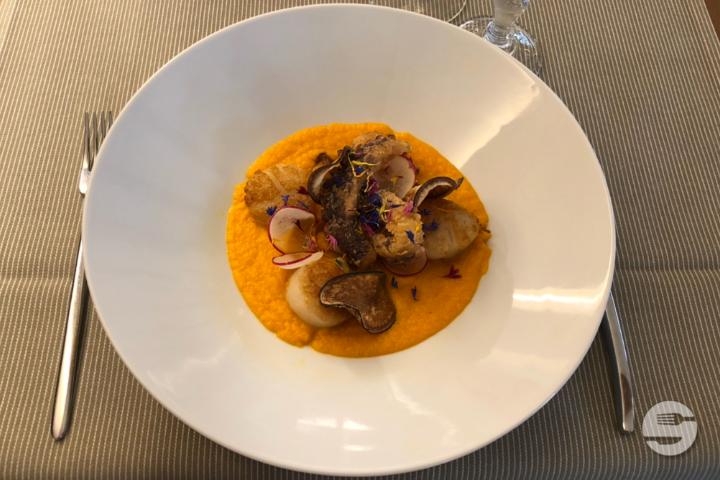 Saint-Jacques e tentacoli di polpo fritto su crema di carota - Al Quadrato