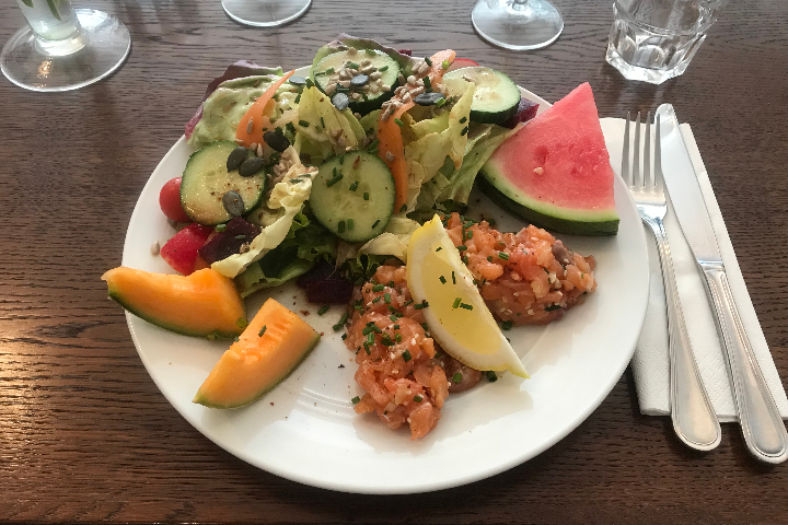 Tartare de Saumon et Salade - Café du marché