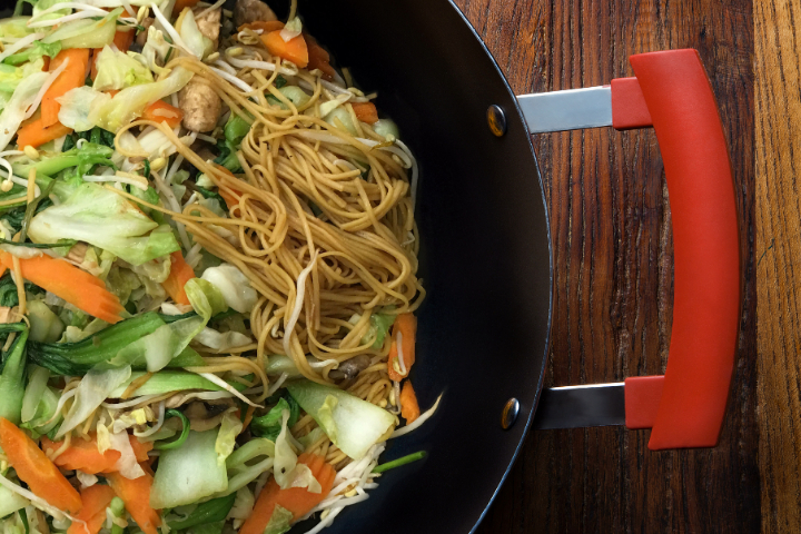 Yellow Noodles fried with Vegetables - Akiko - Plainpalais