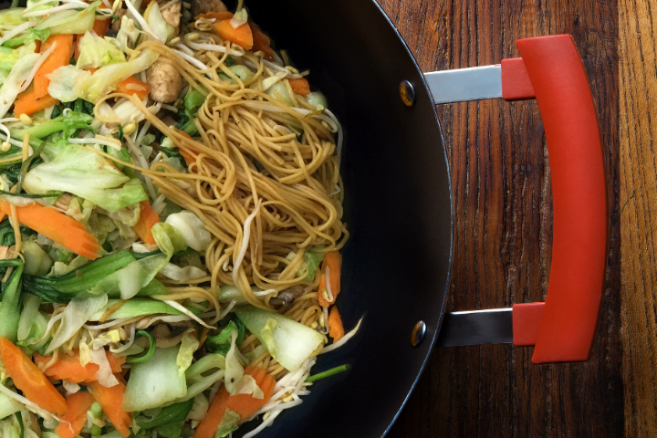 Fried yellow noodles with vegetables - Akiko - Plainpalais