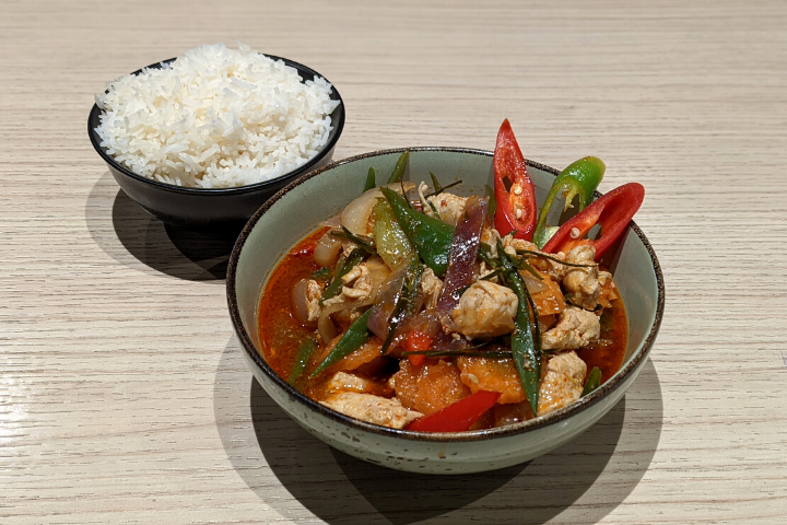 Chicken Sautéed in Red Curry Paste - Akiko - Balexert