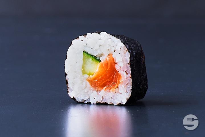 Salmon Cucumber Futomaki (4 Stk.) - Yooji's