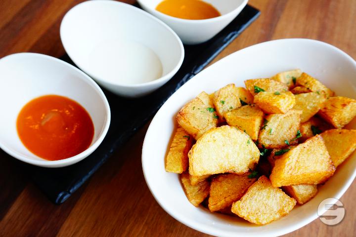 Patatas Bravas con Salsa Brava, Ali-oli y Chimichurri - Volver - Café Tapas Vinos Luzern