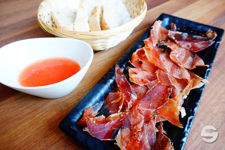 Plato de Embutidos Ibéricos con Queso de Gabra y pan tumaca - Volver - Café Tapas Vinos