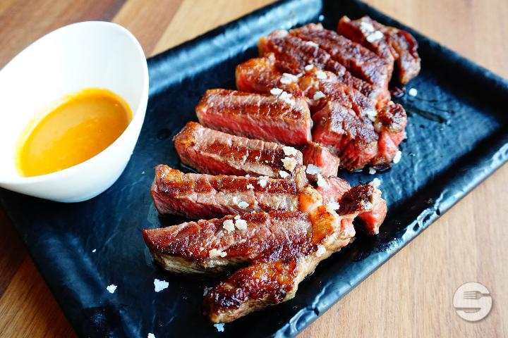 Filete de Lomo alto de Ternera 300 gas a la Parilla con Salsa Chimichurri y Salsa Pimeinta - Volver - Café Tapas Vinos Luzern