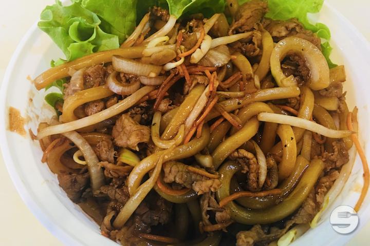 Udon sautéed with beef - Tés Sushi