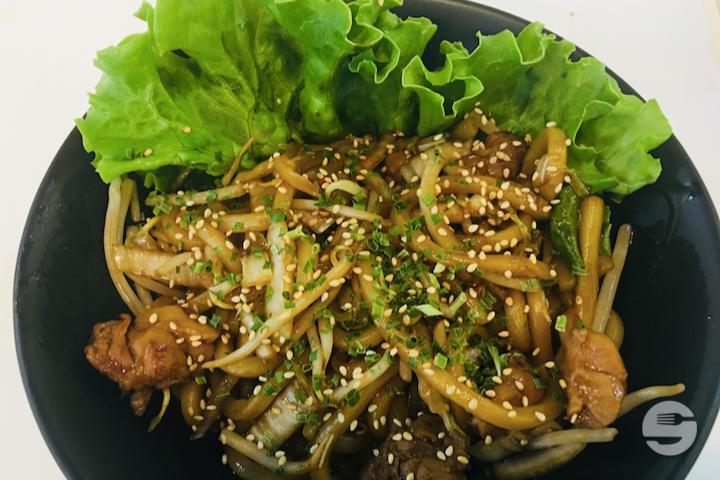 Udon sauteed with chicken - Tés Sushi