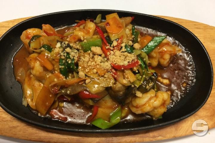 4B Crevettes à la sauce "saté" sur ardoise - Mandarine