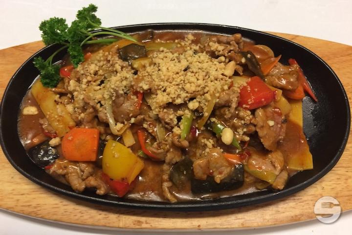 4H. Beef with sauce "saté" on slate - Mandarine