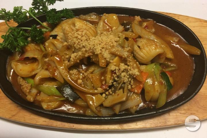 4G. Squid with sauce "saté" on slate - Mandarine