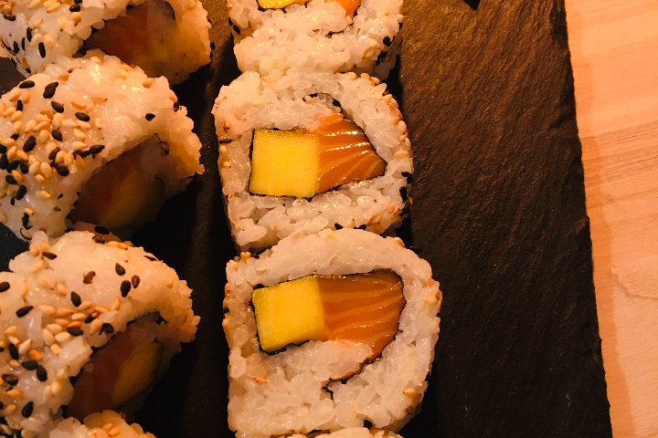 Uramaki Saumon & Mangue - BAO LAB + Sushi