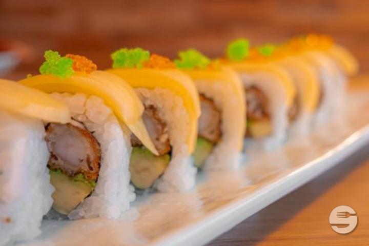 Uramaki Tempura Crevette & Avocat, Mangue & Oeufs de poisson - BAO LAB + Sushi
