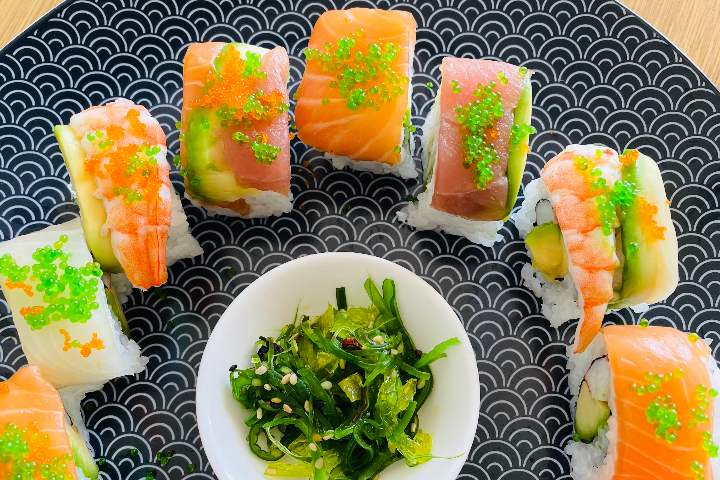 Rainbow Roll: Saumon Thon Surimi de crabe Avocat Œufs de poisson volant - BAO LAB + Sushi