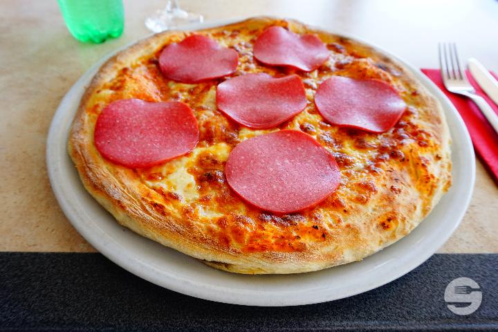 4. Pizza Salami - Pizza Wagner