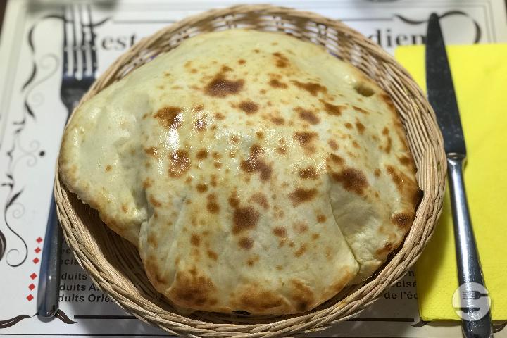 Naan au fromage / Cheese naan - Royal Palais Indien