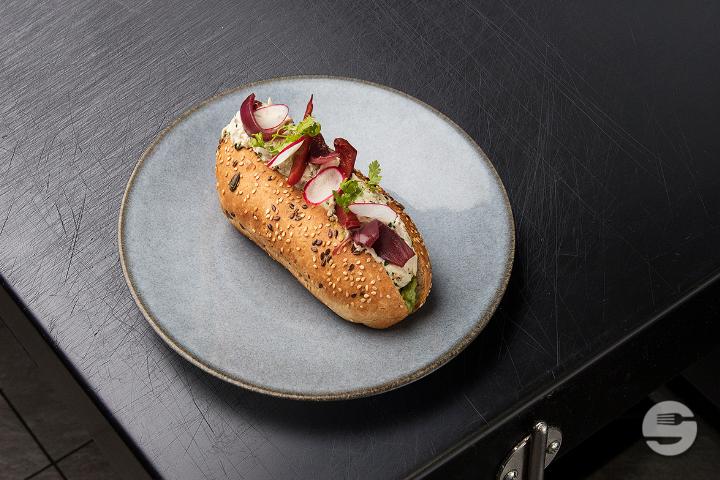 Sandwich au thon, pickles et oignon frits - Chez Philippe