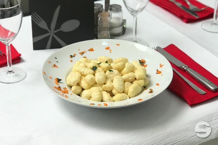 Gnocchi with gorgonzola cream - Entre Amigos