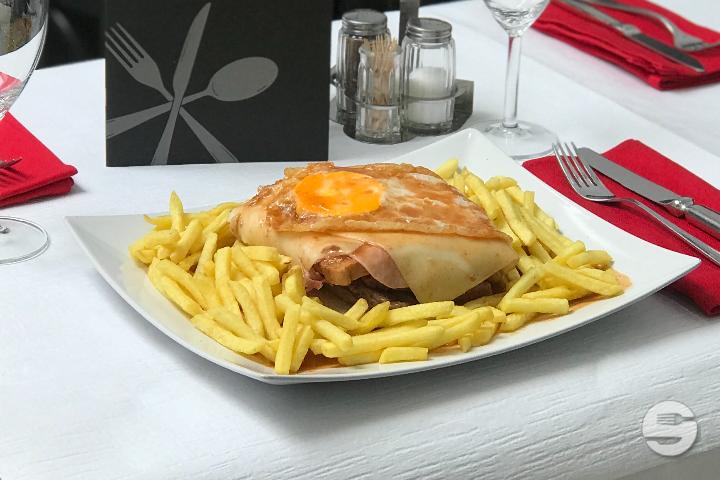 Francesinhas with french fries - Entre Amigos