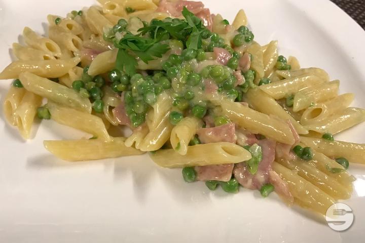Penne with peas, cooked ham, cream and parmesan - Dolce