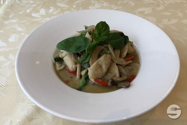 Chicken with green curry - Fuji