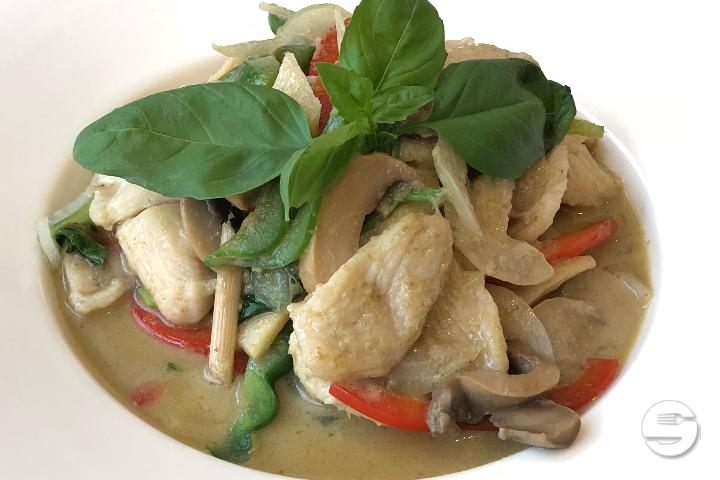 Chicken sauteed with basil - Tokyo