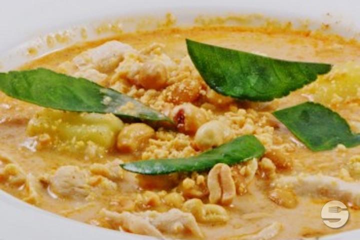 Poulet au curry matsamann et lait de coco - Sawasdee