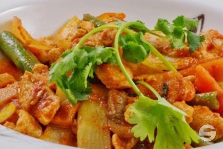 Chicken sauteed with red curry paste | hot - Sawasdee