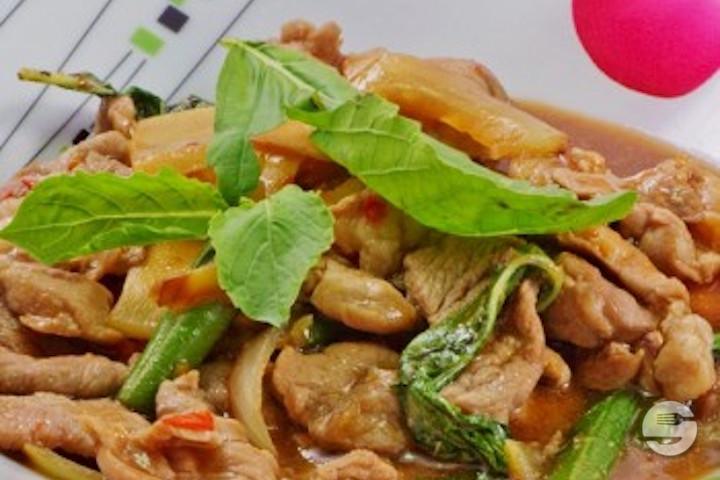 Porc sauté au basilic | piquant - Sawasdee