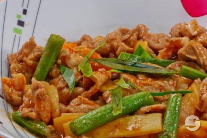 Pork sauteed with red curry paste | hot - Sawasdee