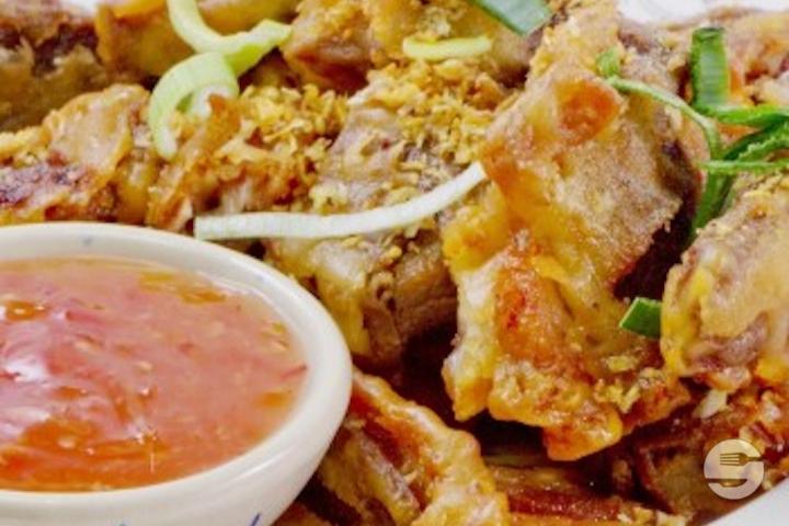 Porc croustillant à l'ail et au poivre - Sawasdee