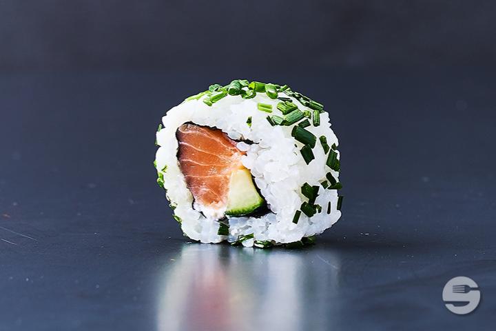 Salmon Cucumber Inside Out (6 cps.) - Yooji's Luzern