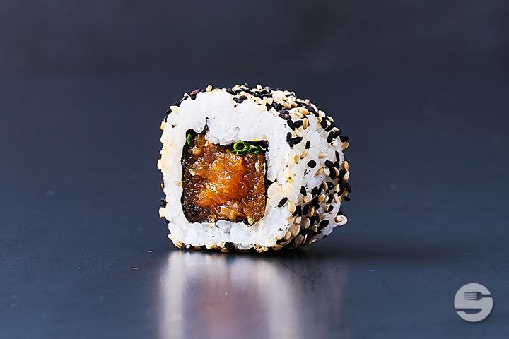 Spicy Tuna Tatar Inside Out (6 pcs.) - Yooji's Luzern