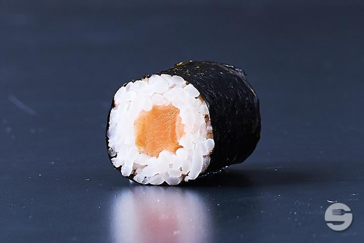 Salmon Maki (8 pcs.) - Yooji's Luzern