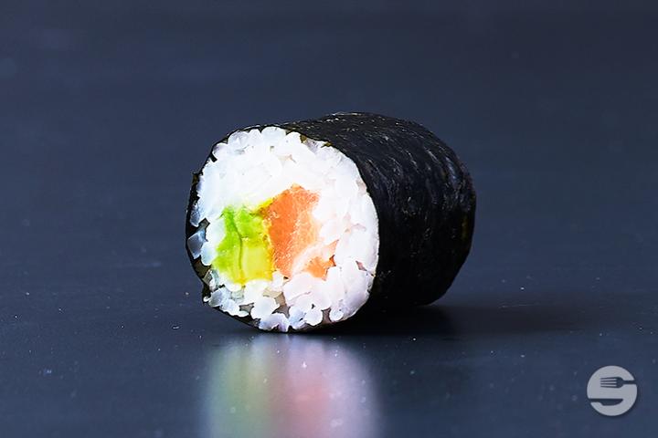 Salmon Avocado Maki (8 pcs.) - Yooji's Luzern