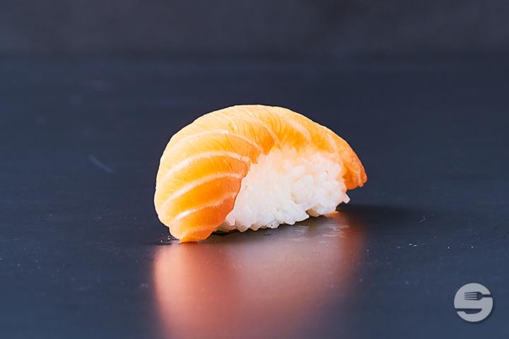 Salmon Nigiri (2 pc.) - Yooji's Luzern