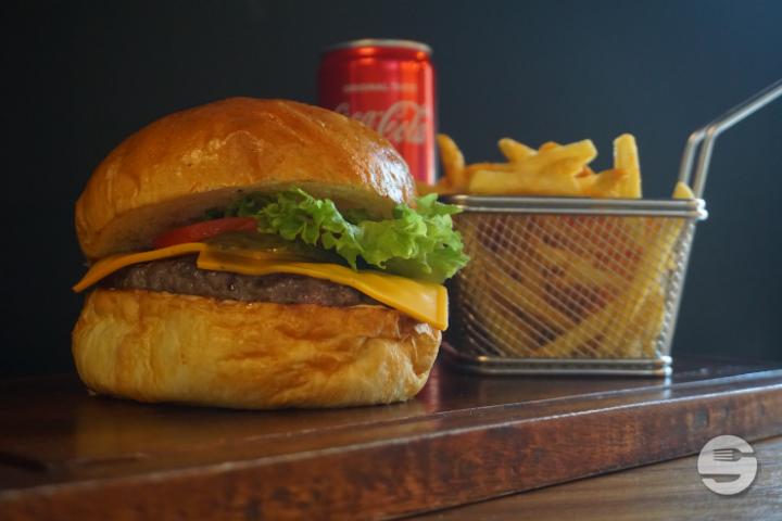 Cheese Burger (160g) Menu - Beef 'N Roll