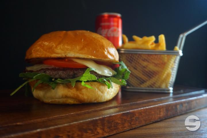 Texas Burger (160g) Menu - Beef 'N Roll