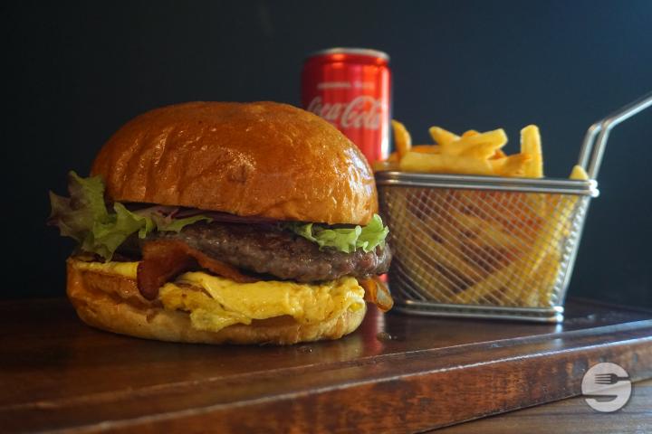 Züri Burger (160g) Menu - Beef 'N Roll