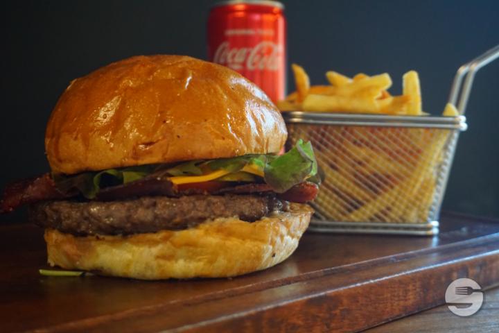 Italian Burger (160g) Menu - Beef 'N Roll