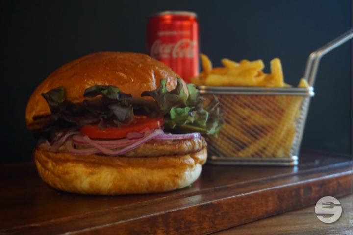 Chicken Burger (160g) Menu - Beef 'N Roll