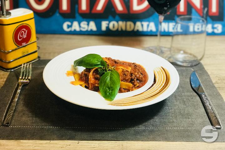 Tagliatelle al ragu bolognese - un'Opera italiana