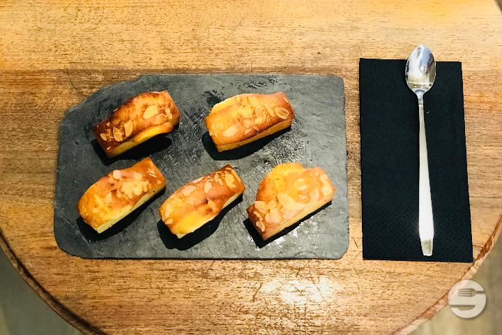 Almond financiers cakes - Café de la Bourse